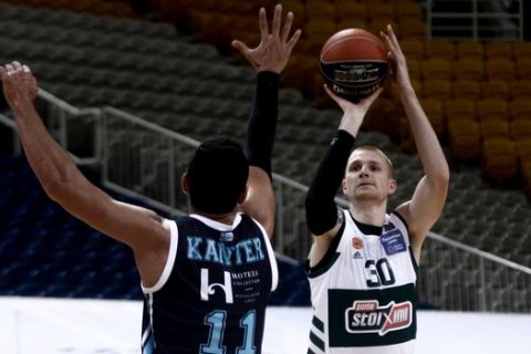 Ο Γουάιτ σουτάρει μπροστά από τον Καντέρ στο παιχνίδι του Παναθηναϊκού με τον Κολοσσό για τη Stoiximan Basket League