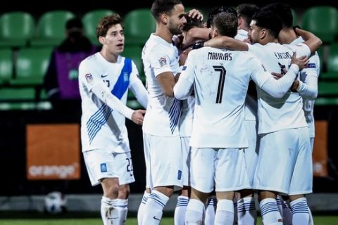 O Κώστας Τσιμίκας πανηγυρίζει μαζί με τους συμπαίκτες του στην Εθνική Ελλάδας γκολ κόντρα στην Μολδαβία για το Nations League
