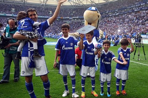 GELSENKIRCHEN, GERMANY - APRIL 28:  Raul Gonzalez of Schalke and his children say farewell to the fans after winning 4-0 the Bundesliga match between FC Schalke 04 and Hertha BSC Berlin at Veltins Arena on April 28, 2012 in Gelsenkirchen, Germany.  (Photo by Christof Koepsel/Bongarts/Getty Images)