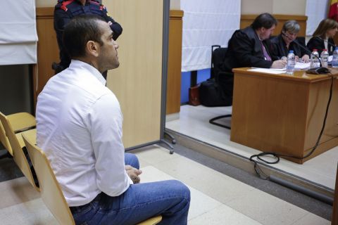 Ο Ντάνι Άλβες σε δικαστήριο της Βαρκελώνης, στη δίκη που άρχισε εις βάρος του με την κατηγορία της σεξουαλικής επίθεσης | 5 Φεβρουαρίου 2024