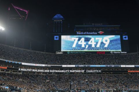 La pantalla del estadio muestra un récord de asistencia, durante un partido de la MLS entre Charlotte FC y el Galaxy de Los Ángeles, el sábado 5 de marzo de 2022 (AP Foto/Jacob Kupferman)