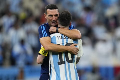 Ο Λιονέλ Σκαλόνι αγκαλιά με τον Λιονέλ Μέσι μετά από την πρόκριση της Αργεντινής στα ημιτελικά του Μουντιάλ εις βάρος της Ολλανδίας | 10 Δεκεμβρίου 2022