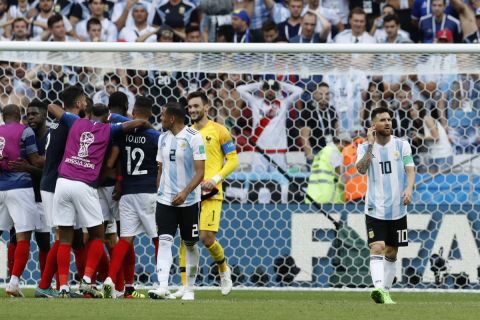Οι παίκτες της Γαλλίας πανηγυρίζουν την πρόκριση απέναντι στην Αργεντινή στη φάση των 16 του Παγκοσμίου Κυπέλλου 2018 στην "Καζάν Αρένα", Καζάν | Σάββατο 30 Ιουνίου 2022