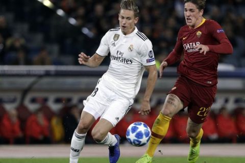 Real midfielder Marcos Llorente, left, and Roma midfielder Nicolo' Zaniolo vie for the ball during a Champions League, Group G soccer match between Roma and Real Madrid at the Rome Olympic stadium, Tuesday, Nov. 27, 2018. (AP Photo/Gregorio Borgia)