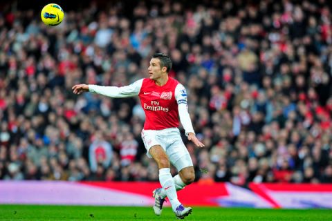 Arsenal's Dutch striker Robin Van Persie controls the ball during the English Premier League football match between Arsenal and Everton at The Emirates Stadium in north London, England on December 10, 2011. AFP PHOTO/GLYN KIRK

RESTRICTED TO EDITORIAL USE. No use with unauthorized audio, video, data, fixture lists, club/league logos or live services. Online in-match use limited to 45 images, no video emulation. No use in betting, games or single club/league/player publications. (Photo credit should read GLYN KIRK/AFP/Getty Images)