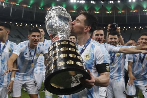 Ο Λιονέλ Μέσι πανηγυρίζει την κατάκτηση του Copa America 2021 μετά τη νίκη της Αργεντινής στον τελικό επί της Βραζιλίας | 10 Ιουλίου 2021