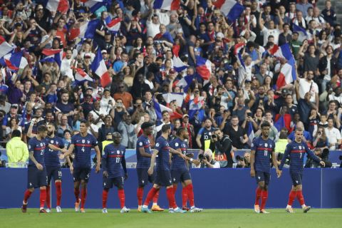 Οι παίκτες της Γαλλίας πανηγυρίζουν το γκολ του Καρίμ Μπενζεμά στο παιχνίδι με τη Δανία για το Nations League στο Σταντ ντε Φρανς