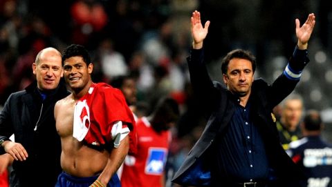 FC Porto's coach Vitor Pereira, right, celebrates his 1-0 victory over Sporting Braga, with Givanildo 'Hulk' Souza, from Brazil, and staff member Antero Henrique at left, during their Portuguese League soccer match at the Municipal Stadium, in Braga, Portugal, Saturday April 7, 2012. Hulk scored the only goal.(AP Photo/Paulo Duarte)