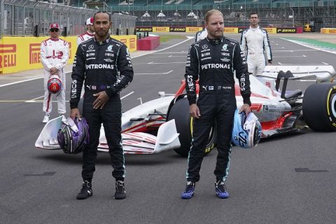 Ο Χάμιλτον και ο Μπότας μπροστά απ' το μονοθέσιο της Formula 1 για το 2022