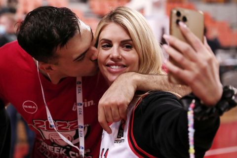 Σλούκας: Το VIDEO της συζύγου του με τις καλύτερες στιγμές του από τον Ολυμπιακό