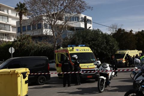 Τραγωδία στη Γλυφάδα: Ένοπλος εισέβαλε σε ναυτιλιακή εταιρεία, σκότωσε τρία άτομα και αυτοκτόνησε