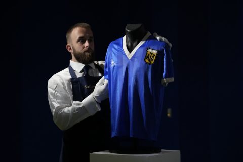 Η φανέλα του Ντιέγκο Μαραντόνα από τον ιστορικό προημιτελικό της Αργεντινής με την Αγγλία στο Παγκόσμιο Κύπελλο 1986, βγήκε σε δημοπρασία από τον οίκο δημοπρασιών Sotheby's | 20 Απριλίου 2022