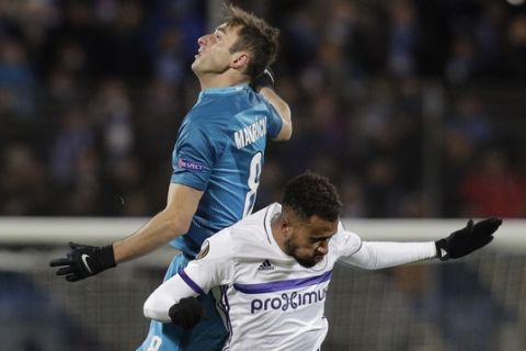 Isaac Kiese Thelin, right, and Zenit's Mauricio struggle for a ball during a Europa League round of 32 second leg soccer match between Zenit St.Petersburg and Anderlecht, in St.Petersburg, Russia, Thursday, Feb. 23, 2017. (AP Photo/Dmitri Lovetsky)
