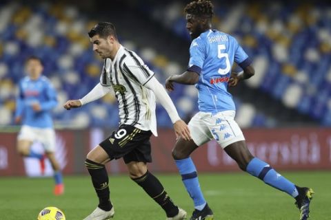 Διεκδίκηση της μπάλας από τους Μοράτα και Μπακαγιόκο σε ντέρμπι της Νάπολι με την Γιουβέντους για την Serie A