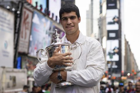 Ο Αλκαράθ με την κούπα του US Open στην Times Square