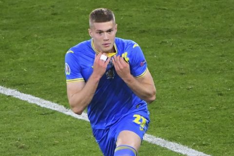 Ο Ντόβμπικ πανηγυρίζει το νικητήριο γκολ του στο Ουκρανία - Σουηδία