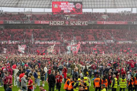 Οι φίλαθλοι της Λεβερκούζεν πανηγυρίζουν την κατάκτηση της Bundesliga 2023-2024 στην "Μπαϊαρένα", Λεβερκούζεν | Κυριακή 14 Απριλίου 2024