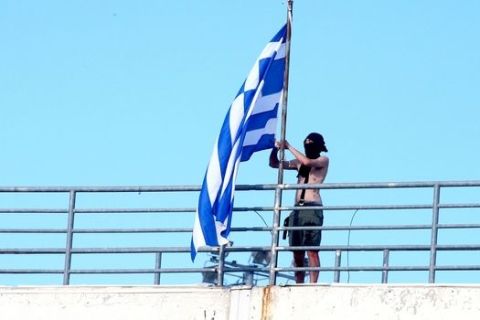 Χούλιγκαν ήθελε την ελληνική σημαία για πολεμοφόδιο!