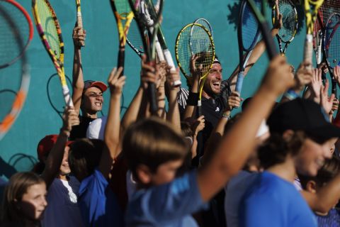 Ο Τσιτσιπάς επισκέφτηκε τα πρώτα γήπεδα που έπαιξε τένις και μοίρασε χαμόγελα σε παιδιά