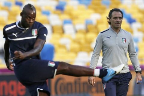 Italy's head coach Cesare Prandelli ( R ) and his player Mario Balotelli attend a training session during the Euro 2012 in Kiev June 30, 2012. Italy will play the final of the Euro 2012 soccer championships against Spain in Kiev on Sunday.   REUTERS/Tony Gentile (UKRAINE  - Tags: SPORT SOCCER TPX IMAGES OF THE DAY)  