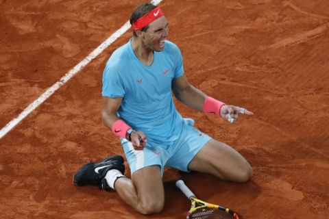 Ο Ράφα Ναδάλ πανηγυρίζει τη νίκη επί του Νόβακ Τζόκοβιτς στο Roland Garros
