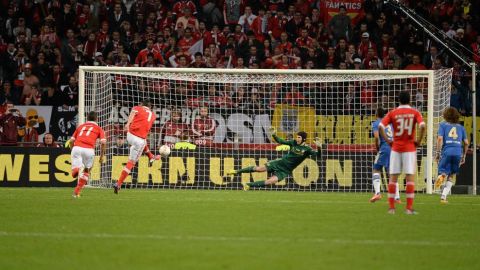 Óscar Cardozo of SL Benfica shoots to score his side's first goal, from a penalty, during the UEFA Europa League final against Chelsea FC