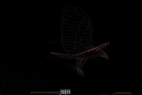 Τα drones σχηματίζουν έναν αετό πάνω από την πίστα της Τζέντα