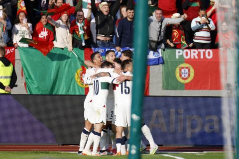 Οι παίκτες της Πορτογαλίας πανηγυρίζουν γκολ που σημείωσαν κόντρα στην Ισλανδία για τη φάση των προκριματικών ομίλων του Euro 2024 στο "Λαουγκαρνταλσβέλουρ", Ρέικιαβικ | Τρίτη 20 Ιουνίου 2023