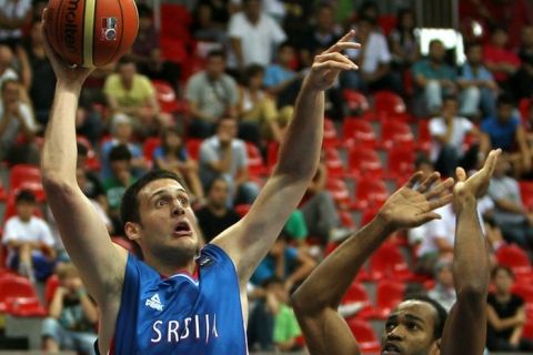 Serbia's Kosta Perovic (L) tries to shoot the ball as Angola's Joaquim Gomes (R) looks on during the preliminary round match between Angola and Serbia at the FIBA World Basketball Championships in Kayseri on August 28, 2010.  AFP PHOTO/BEHROUZ MEHRI (Photo credit should read BEHROUZ MEHRI/AFP/Getty Images)