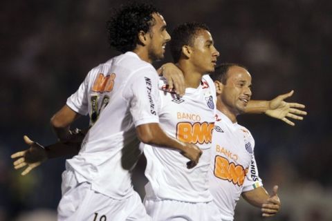 Danilo (C) of Brazil's Santos celebrates with his teammates Diogo (L) and Leo after scoring against Paraguay's Cerro Porteno during their Copa Libertadores soccer match in Asuncion April 14, 2011. REUTERS/Jorge Adorno (PARAGUAY - Tags: SPORT SOCCER)