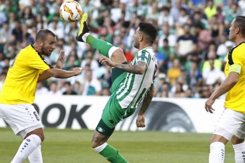Betis' Toni Sanabria, centre, stretches for the ball between /Dudelange's Marc-Andre Kruska, left and Dudelange's Tom Schnell during a Group F Europa League soccer match between Betis and Dudelange at Benito Villamarin stadium in Seville, Spain, Thursday, Oct. 4, 2018. (AP Photo/Manuel Gomez)