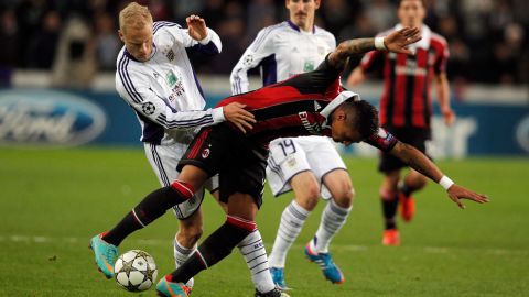 ANDERLECHT, BELGIUM - NOVEMBER 21:  Olivier Deschacht of Anderlecht tackles and fouls Kevin-Prince Boateng of AC Milan during the UEFA Champions League Group C match between RSC Anderlecht and AC Milan at the Constant Vanden Stock Stadium on November 21, 2012 in Anderlecht, Belgium.  (Photo by Dean Mouhtaropoulos/Getty Images)