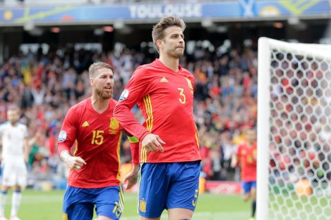 Οι Ζεράρ Πικέ και Σέρχιο Ράμος πανηγυρίζουν γκολ της Ισπανίας στο Euro 2016 κόντρα στην Τσεχία | 13 Ιουνίου 2016