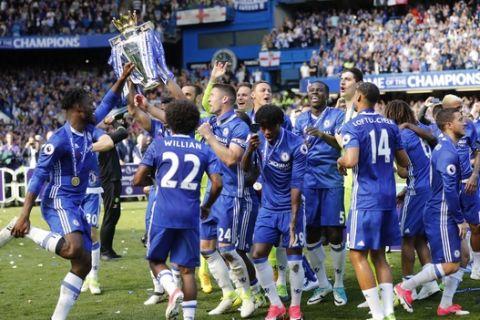 Chelsea's players celebrate with the trophy after they won the league, following the English Premier League soccer match between Chelsea and Sunderland at Stamford Bridge stadium in London, Sunday, May 21, 2017. (AP Photo/Frank Augstein)