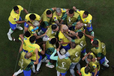Οι παίκτες της Βραζιλίας πανηγυρίζουν γκολ που σημείωσαν κόντρα στη Σερβία για τη φάση των ομίλων του Παγκοσμίου Κυπέλλου 2022 στο "Λουσαΐλ Αϊκόνικ Στέιντιουμ", Λουσαΐλ | Πέμπτη 24 Νοεμβρίου 2022