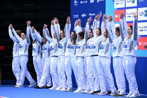 Η Εθνική ομάδα πόλο γυναικών πανηγυρίζει το ασημένιο μετάλλιο στο ευρωπαϊκό
