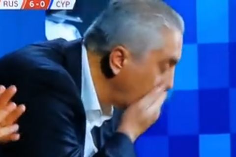Ο Νίκος Κωστένογλου ρίχνει νερό στο πρόσωπό του μετά το 6-0 της Ρωσίας στην Κύπρο στα προκριματικά του Μουντιάλ