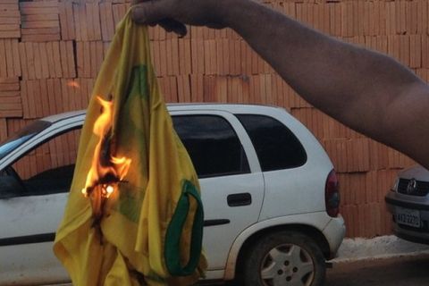 Βραζιλιάνοι καίνε τις φανέλες της "σελεσάο"!