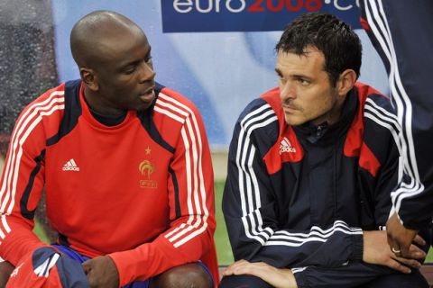 French defenders Lilian Thuram (L) and Willy Sagnol sit on the subsitutes bench during the Euro 2008 Championships Group C football match France vs. Italy on June 17, 2008 at the Letzigrund stadium in Zurich.      AFP PHOTO / FRANCK FIFE   -- MOBILE SERVICES OUT --   (Photo credit should read FRANCK FIFE/AFP/Getty Images)