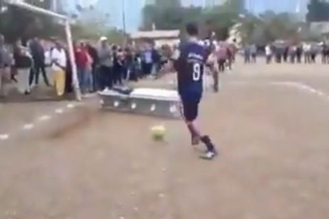 Στο Μεξικό έβαλαν νεκρό ποδοσφαιριστή να σκοράρει (VIDEO)