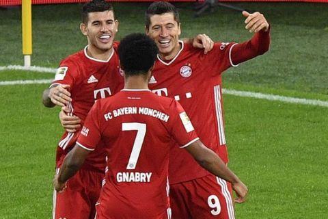 Οι παίκτες της Μπάγερν πανηγυρίζουν γκολ του Ρόμπερτ Λεβαντόσκι κόντρα στην Ντόρτμουντ στο Klassiker για την Bundesliga