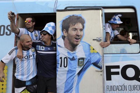 Φίλαθλοι της Αργεντινής σε λεωφορείο που έχει ως θέμα τον Λιονέλ Μέσι, στο Ρίο Ντε Τζανέιρο | 14 Ιουνίου 2014