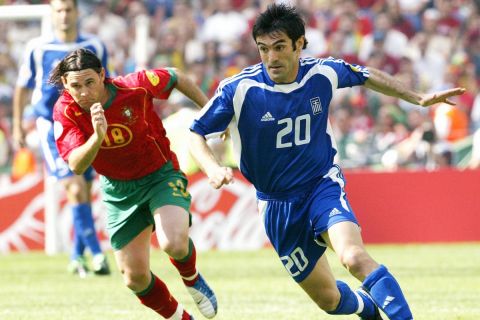 Ο Γιώργος Καραγκούνης με τον Μανις στον εναρκτήριο αγώνα του Euro 2004 ανάμεσα στην Ελλάδα και την Πορτογαλία