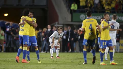 Real Madrid's Luka Modric, center, watches as Las Palmas players celebrate during a Spanish La Liga soccer match between Las Palmas and Real Madrid at the Gran Canaria stadium in Las Palmas, Spain, Saturday Sept. 24, 2016. The match ended in a 2-2 draw. (AP Photo/Jesus de Leon)