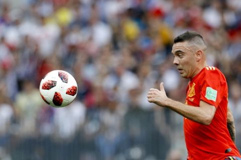 Spain's Iago Aspas controls the ball during the round of 16 match between Spain and Russia at the 2018 soccer World Cup at the Luzhniki Stadium in Moscow, Russia, Sunday, July 1, 2018. (AP Photo/Victor R. Caivano)