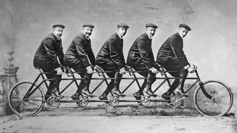 Die fünf Opel-Brüder auf dem Opel-Quintuplet. Von rechts nach links: Ludwig, Fritz, Heinrich, Wilhelm und Carl. Als erfolgreiche Radrennfahrer mit über 560 Siegen machten sie die Marke Opel in ganz Europa populär. (1895)