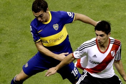 Argentina's Boca Juniors' Joel Acosta, left, vies with Argentina's River Plate's Giovanni Simeone in their friendly match at Azteca Stadium in Mexico City, Saturday, May 31, 2014. (AP Photo/Rebecca Blackwell)