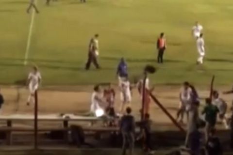 Video: Ποδοσφαιριστής άρπαξε το λάπτοπ δημοσιογράφου και το πέταξε 