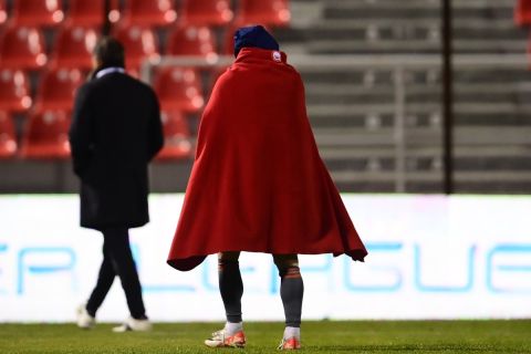 Ο Ντανιέλ Ποντένσε αποχωρεί με μια κουβέρτα στην πλάτη από το γήπεδο του Πανσερραϊκού