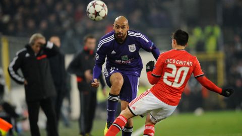 Anderlecht's Anthony Vanden Borre (L) vies with Benfica's Argentinian forward Nicolas Gaitan during an UEFA Champions League football match between Anderlecht and Benefica at the Constant Vanden Stock Stadium on Novembre 27, 2013 in Brussels. AFP PHOTO/JOHN THYS        (Photo credit should read JOHN THYS/AFP/Getty Images)